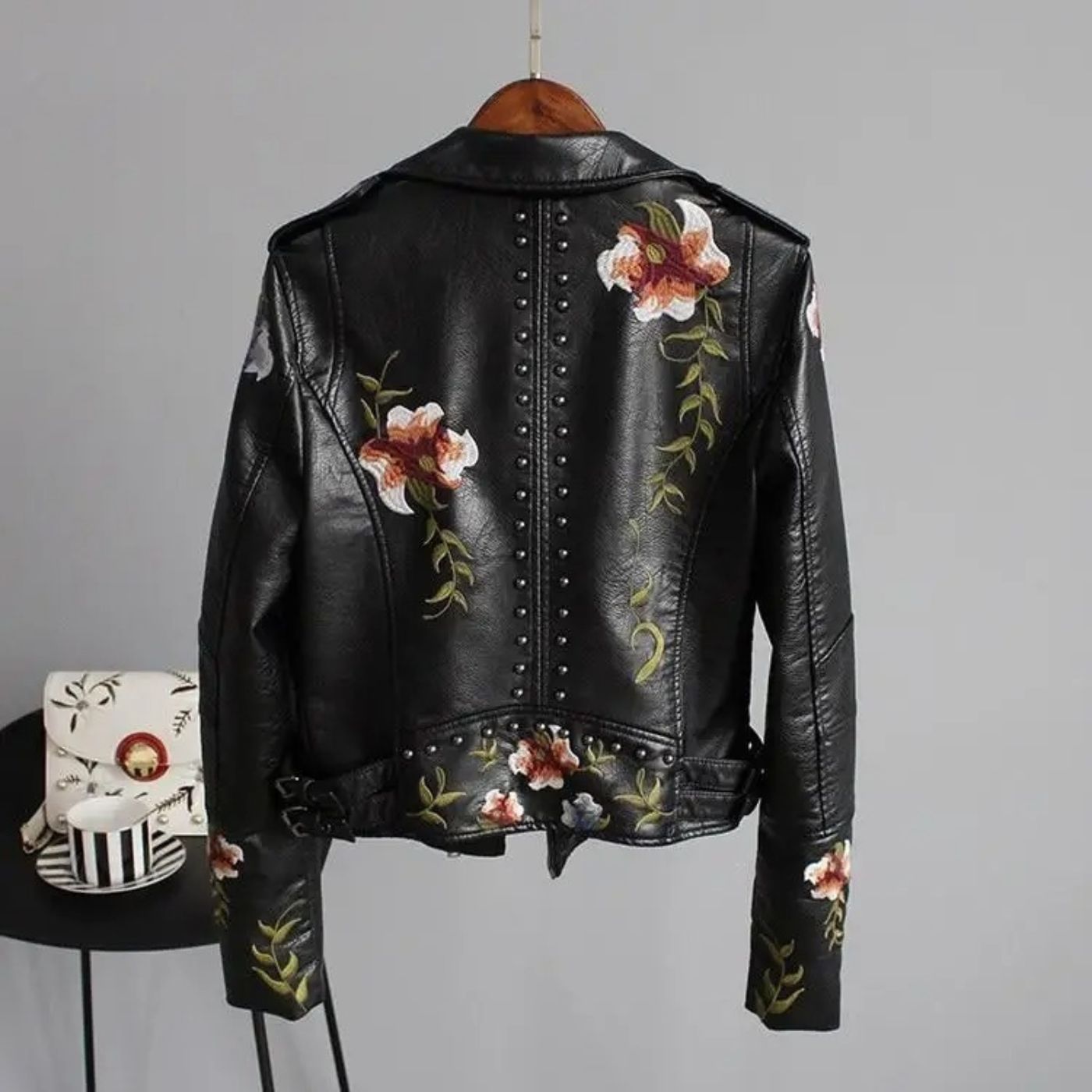 Karianne™ - Blomsterbrodert Stilig Skinnjakke